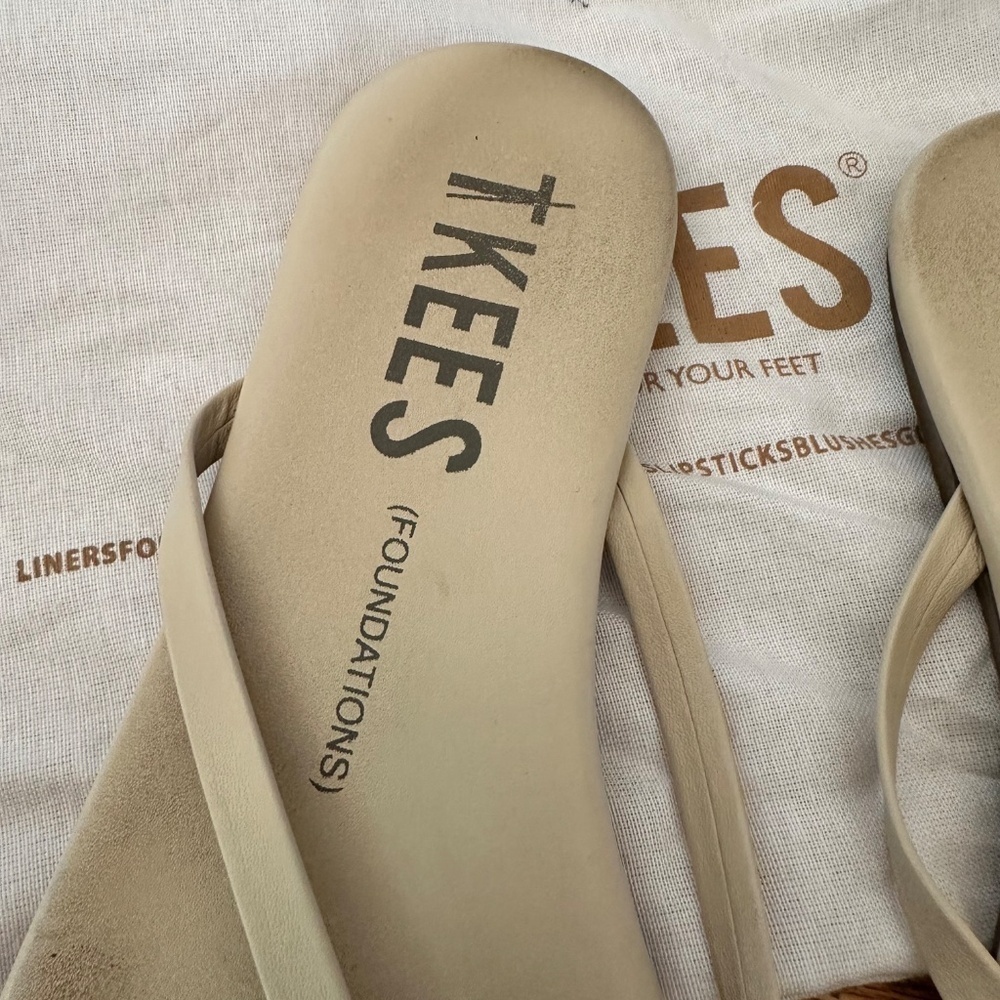TKEES Lily Flip Flop Sandals in Size 6 - Picture 3 of 5